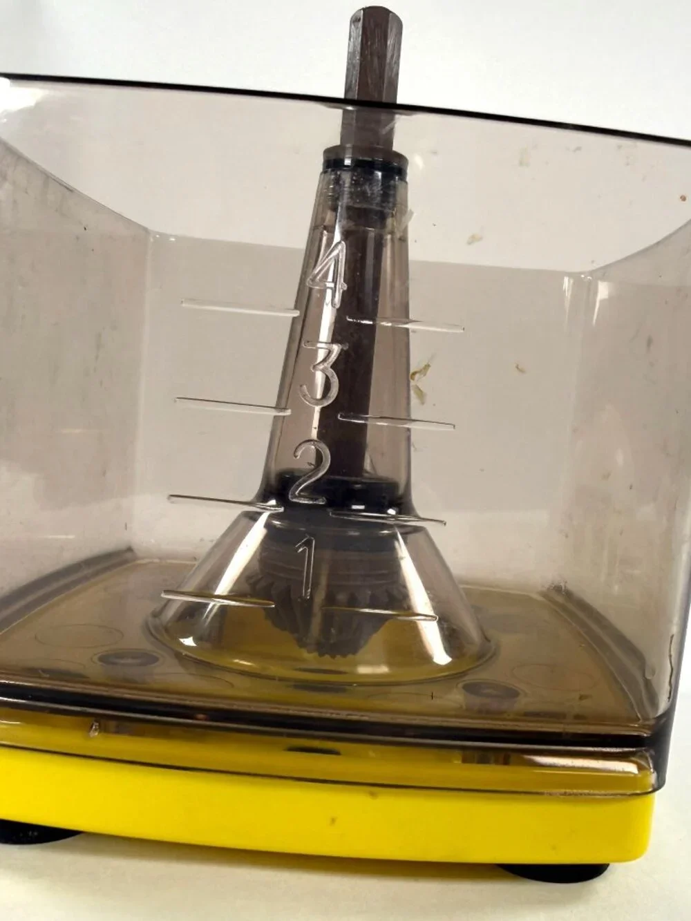 L.M. Lipski Ltd. Citrus Juicer 4 Cup Hand Crank Yellow Clear Container Durable